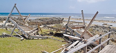 粟国島ナヴィの浜BW損壊